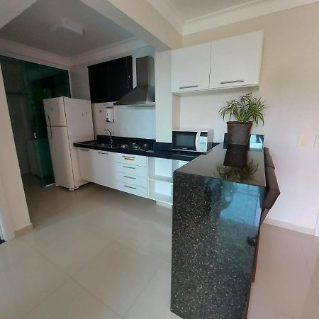 Apartamento Em Condominio Em ボンビーニャス エクステリア 写真