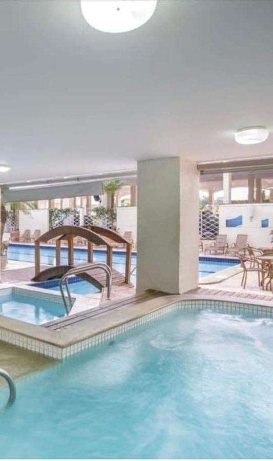 Apartamento Em Condominio Em ボンビーニャス エクステリア 写真
